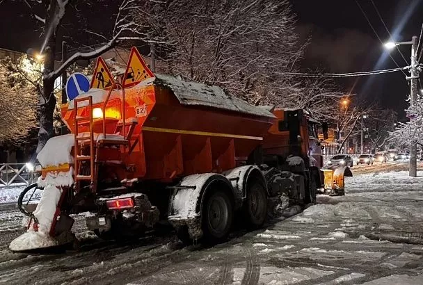 «Начинается полноценная обработка от гололеда». Мэр Краснодара Наумов – о ночной расчистке дорог 