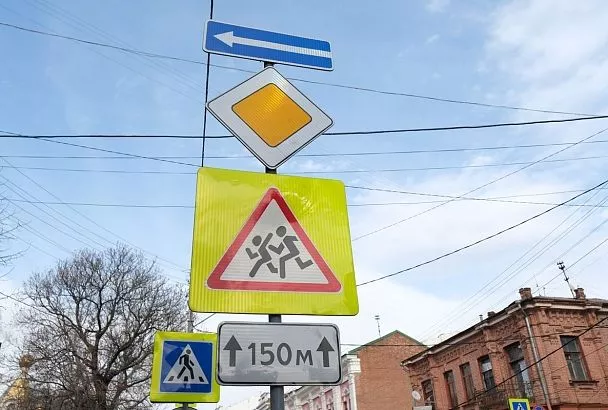 Дорожную разметку и предупреждающие знаки обновят у школ Краснодара перед началом учебного года