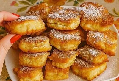 Смешали творог с яблоками, 30 минут — и эти румяные творожные квадратики сметаются со стола