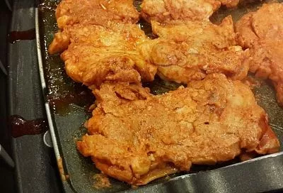 Это блюдо достойно праздничного стола, к тому же готовится быстро: куриные отбивные 