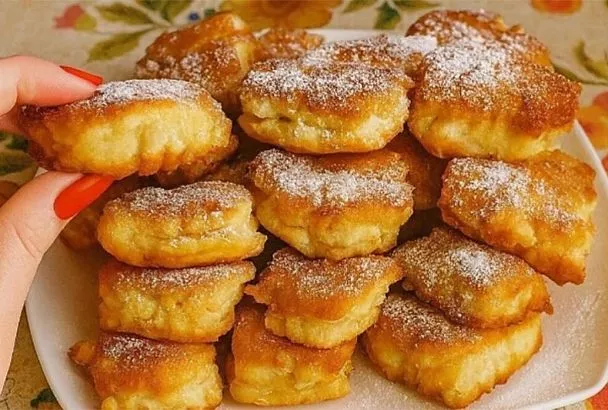 Смешали творог с яблоками, 30 минут — и эти румяные творожные квадратики сметаются со стола