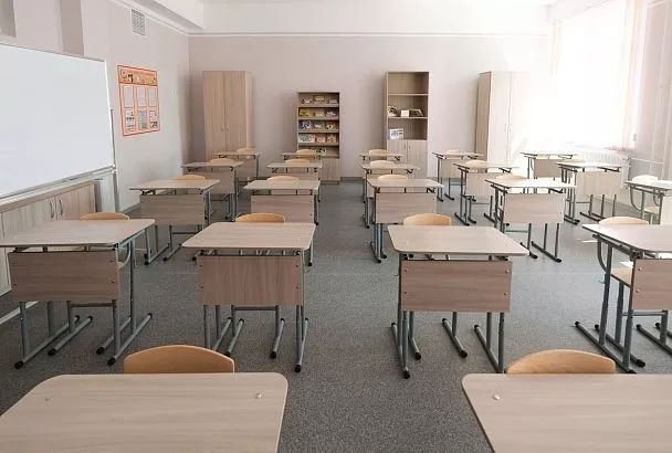 Занятия в 18 школах на Кубани отменили из-за снежного шторма