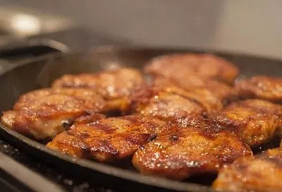 Отбивные из куриной грудки "как копченые" — сочные, ароматные и без коптильни