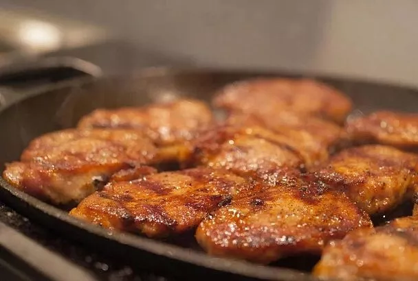 Отбивные из куриной грудки "как копченые" — сочные, ароматные и без коптильни