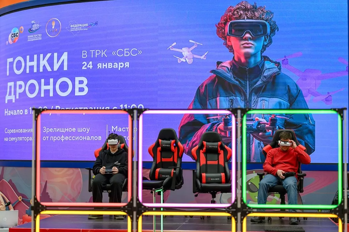 Самый напряженный момент - пилоты выполняют сложные элементы трассы на пределе возможностей.
