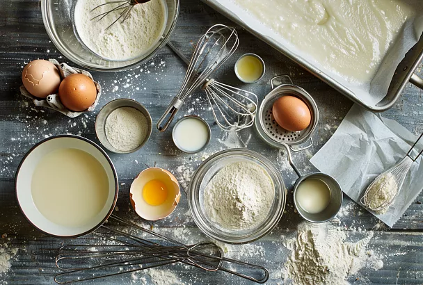 Бюджетный рецепт: лёгкий пирог из простых продуктов — венчик, пакетик разрыхлителя, 180 °C, 30 минут