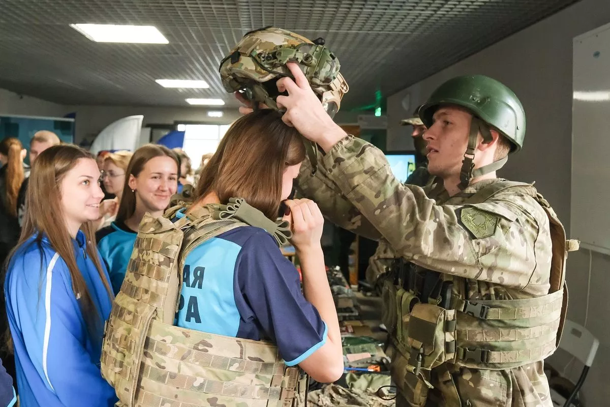 Представители краснодарского военно-патриотиче ского клуба «Авангард» привезли на форум самое настоящее военное снаряжение. Представители краснодарского военно-патриотиче ского клуба «Авангард» привезли на форум самое настоящее военное снаряжение.
