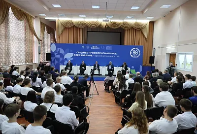 Губернатор Кубани Вениамин Кондратьев встретился со студентами Армавирского индустриально-строительного техникума