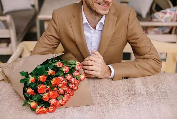 Опрос: краснодарцы чаще дарят подарки на 8 Марта коллегам, нежели вторым половинкам