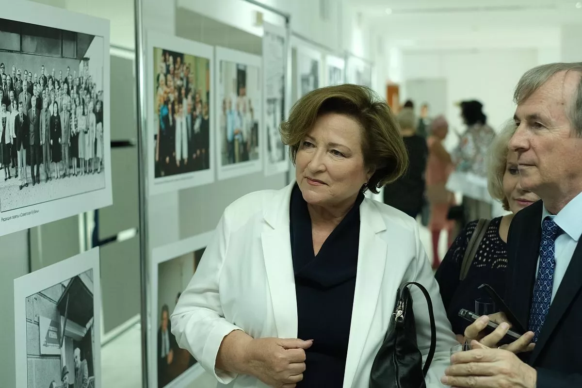 В течение всего праздника журналисты поднимались на сцену за заслуженными наградами. В течение всего праздника журналисты поднимались на сцену за заслуженными наградами.