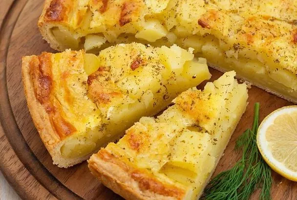 Быстрый и вкусный картофельный пирог на сковороде. Без теста, но с сочной начинкой и хрустящей корочкой