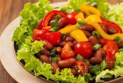 Салат «Разгрузка на бобах» с фасолью и овощами — лёгкий и сытный ужин без плиты