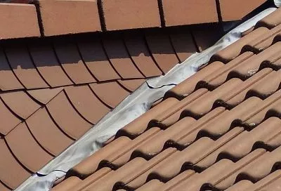 Накрыл беседку так – и получил долговечную крышу без лишних хлопот: с этим материалом легко работать