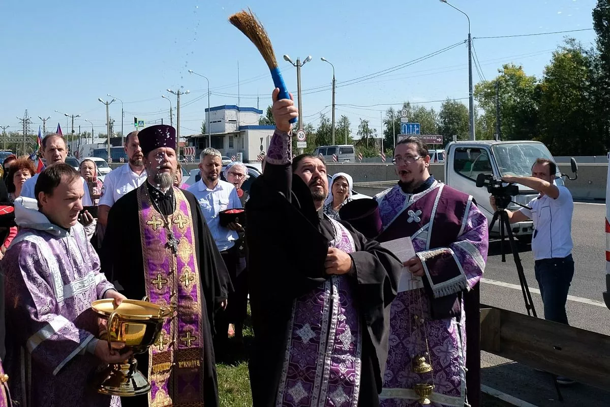 Возле каждого поклонного креста был отслужен молебен.