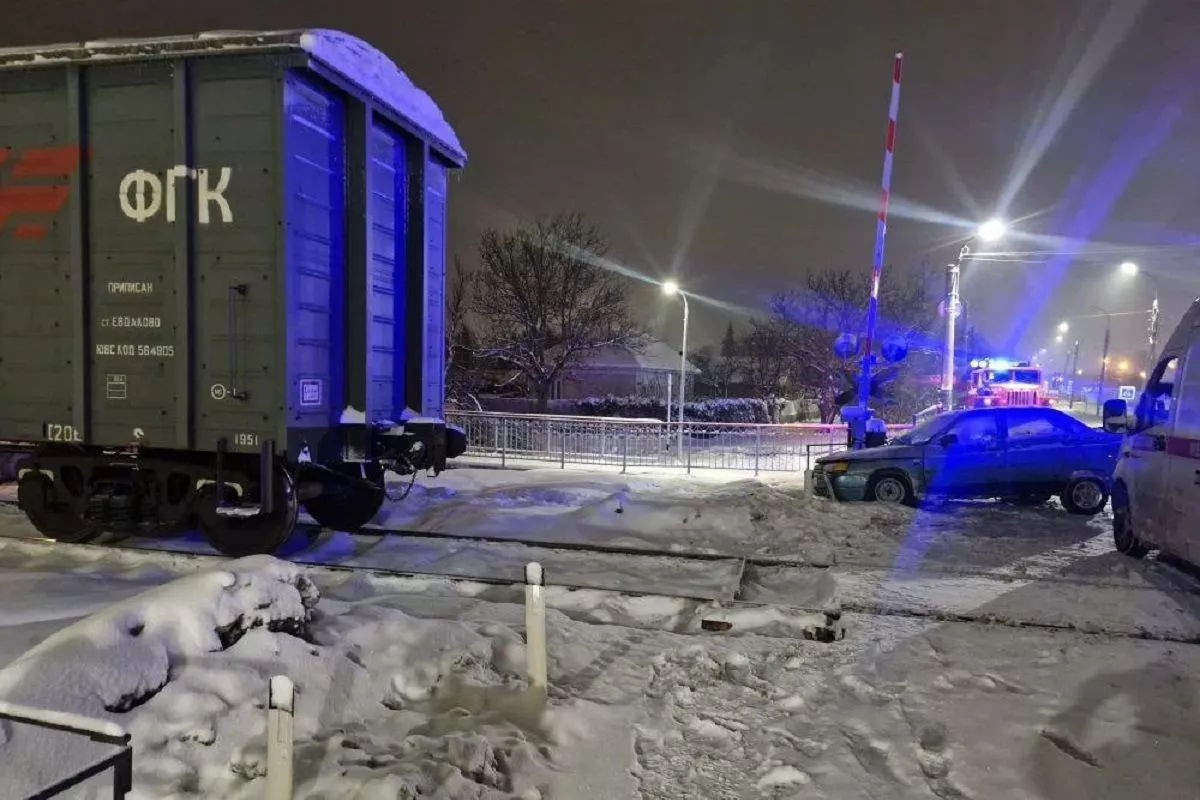 В Адыгее грузовой поезд снес выехавший на пути автомобиль