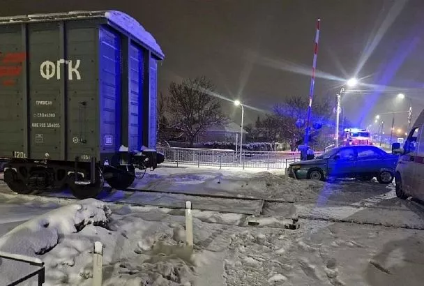 В Адыгее грузовой поезд снес выехавший на пути автомобиль