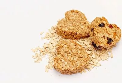 Муж сам готовит нам такое овсяное печенье по выходным. Очень вкусно!