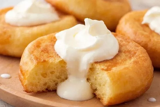 Пышки со сметаной и сахаром: обминаем тесто дважды — и они становятся воздушными, тающими, со вкусом из детства