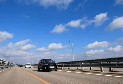 Более тысячи автомобилей стоят в пробке перед Крымским мостом со стороны Краснодарского края