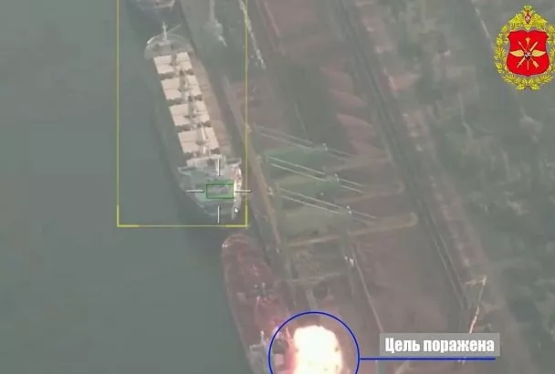 Минобороны РФ показало кадры удара «Геранями» по сухогрузам в портах Украины
