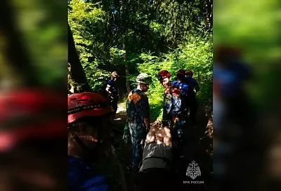 Спасатели эвакуировали из каньона реки в Сочи травмированного туриста из Владивостока