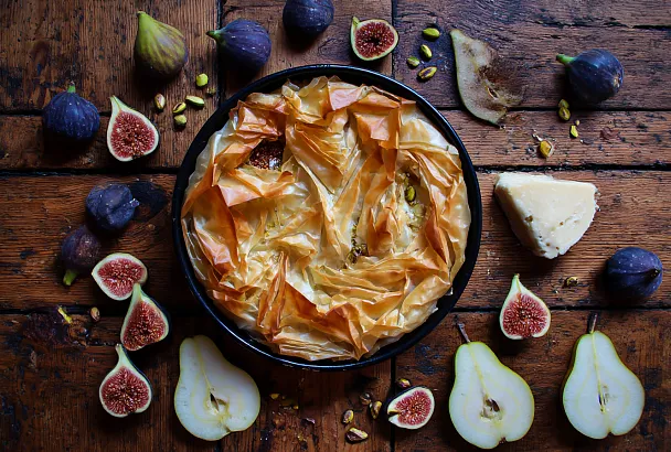 Пирог с инжиром и камамбером: исчезает, пока сыр ещё тянется