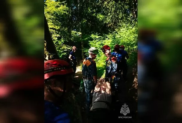 Спасатели эвакуировали из каньона реки в Сочи травмированного туриста из Владивостока