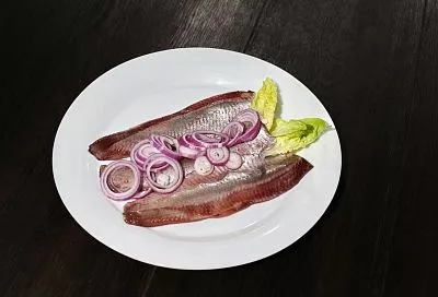 Кладу в рассол любимые специи, заливаю им рыбку и через 24 часа у меня на столе селёдка среднего посола, от которой все гости в восторге! А рецепт  - самый простой