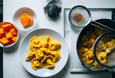 Вареники с хурмой: нежное жёлтое тесто и солнечная начинка