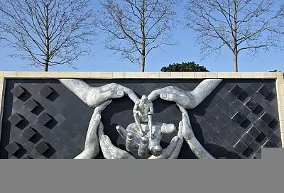 «Объятия человечества»: представлен новый арт-объект в парке Галицкого