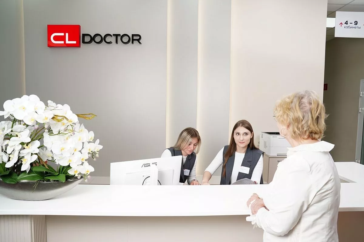 За стойками регистрации посетителей встречает команда сервис-менеджеров.