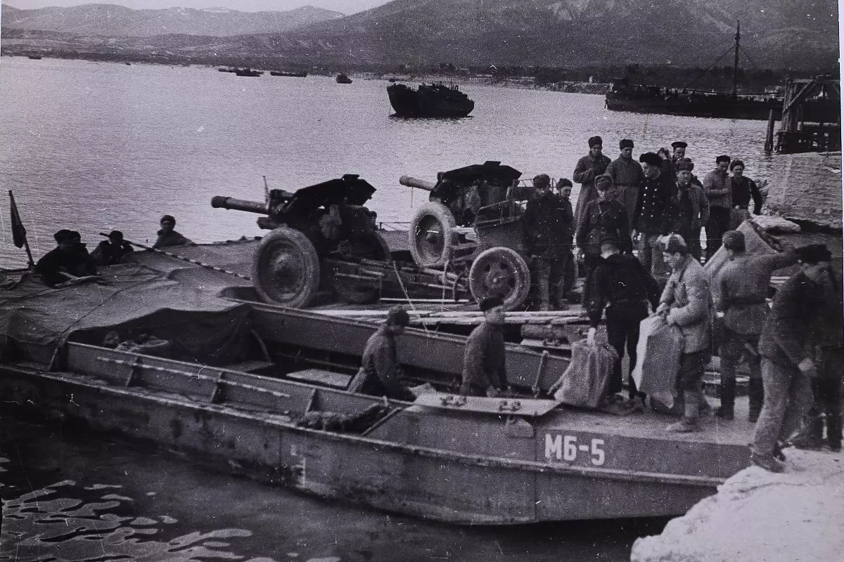 Геленджикская бухта. Погрузка на мотоботы вооружения и продовольствия для Малой земли. 1943г. Геленджикская бухта. Погрузка на мотоботы вооружения и продовольствия для Малой земли. 1943г.