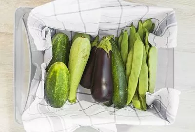 Огурцы с кабачками в пакете: 12 часов в холодильнике - и хрустящий салат в легком маринаде сметается со стола