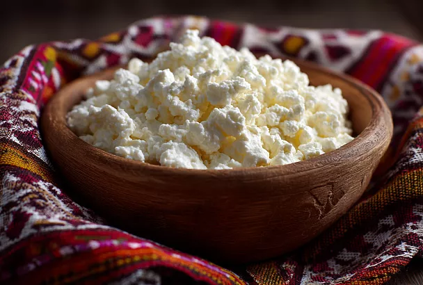 Магазинный творог рядом не стоял: домашний рецепт из обычного молока и ложки сметаны