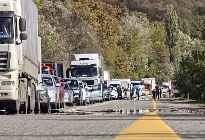 Гигантская пробка образовалась на трассе «Дон» в Туапсинском округе