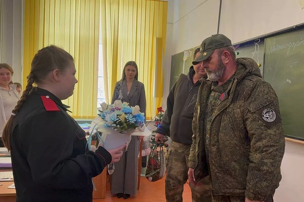 Встреча участника СВО и шестиклассницы из казачьей школы № 5 станицы Октябрьской Вероники Филатовой.