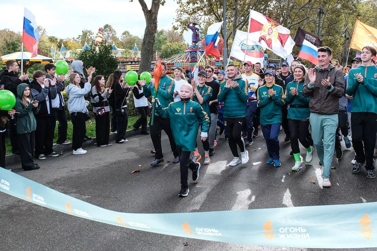 Благотворительная эстафета в Краснодаре собрала сотни участников. Студенты, журналисты и жители Кубани активно откликнулись на призыв помочь волонтерам.
