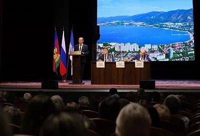 Председатель ЗСК Юрий Бурлачко выступил перед жителями Геленджика с отчетом о работе депутатского корпуса