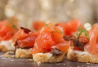 Канапе с красной рыбой и сливочным сыром выручают, когда гости на пороге: лёгкие и изысканные за 15 минут