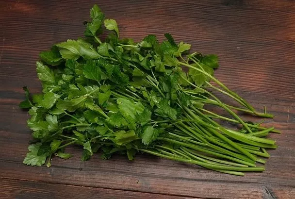 Пять видов зелени, которые помогут выглядеть моложе