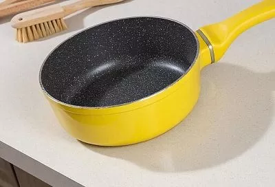 Не спешите выбрасывать  сковороду: почему антипригарный эффект исчезает и как его вернуть