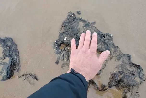 Море обнажило старые выбросы мазута на побережье Анапы 