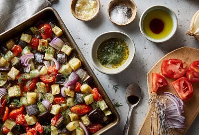 Как запечь овощи с ароматной заправкой: чеснок, соевый соус и уксус