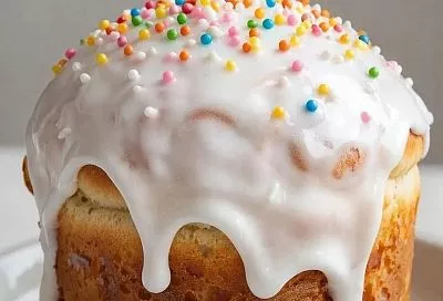 Идеальная глазурь для кулича: густая, не крошится, красиво застывает — 5 лучших рецептов