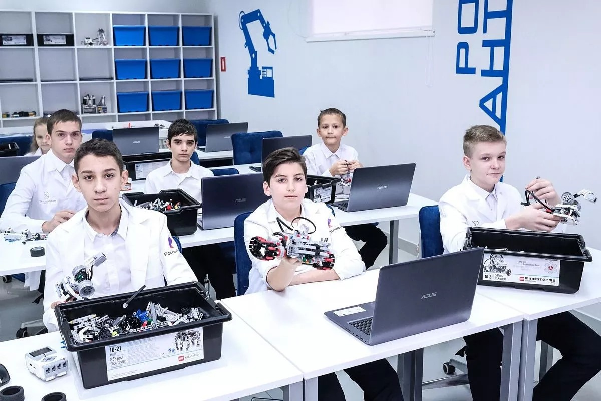 Здесь дети решают совсем недетские задачи: проектируют роботов, изучают альтернативные источники энергии, учатся программировать летательные аппараты.