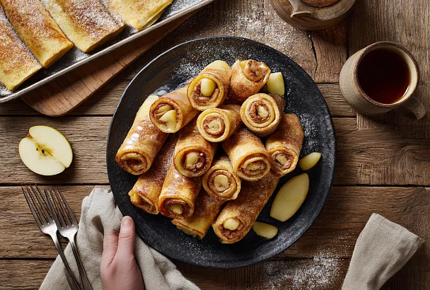 Ленивые блинчики-рулеты с яблоком и корицей: готовим сразу на весь противень