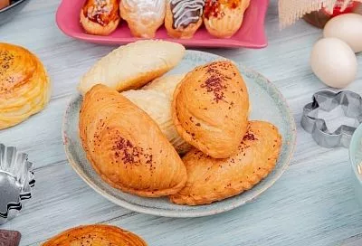 Почти каждый день осенью пеку пирожки с тыквой - хватает максимум на два дня. Лучше всего получаются на кефирном тесте