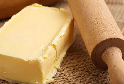 Размягчаем масло для выпечки за 2 минуты: раскатал скалкой — оно стало пластичным, как у пекарей, без микроволновки