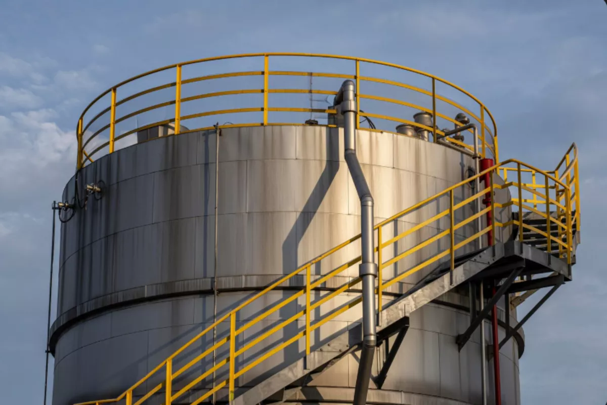 Инженеры создали компактный и недорогой прибор для измерения уровня нефти в резервуарах