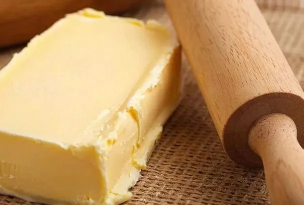 Размягчаем масло для выпечки за 2 минуты: раскатал скалкой — оно стало пластичным, как у пекарей, без микроволновки